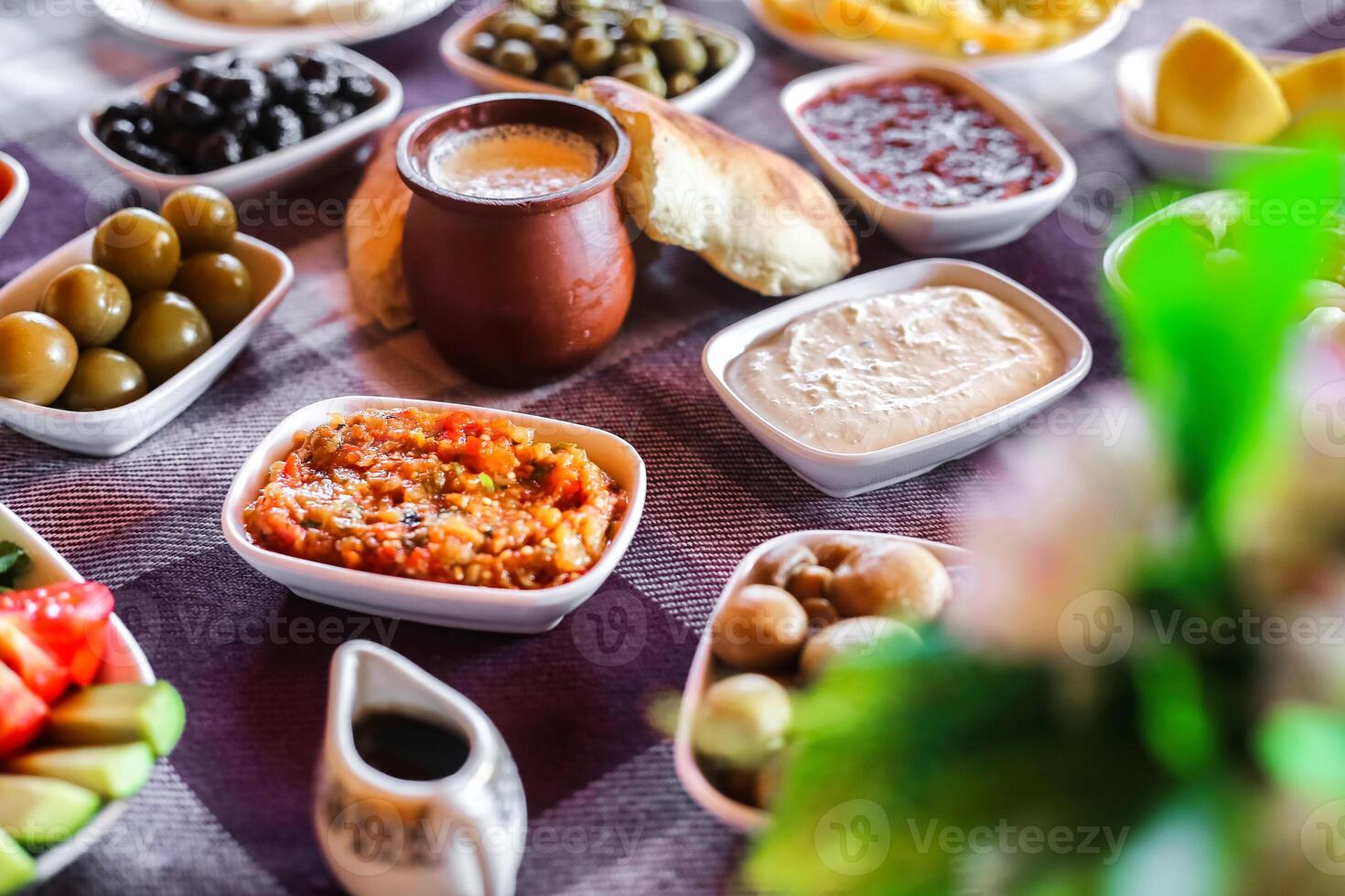 sortido Comida espalhar em uma mesa foto