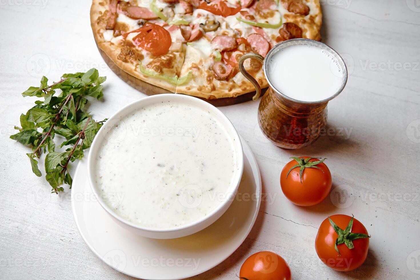mesa com pizza e sopa foto