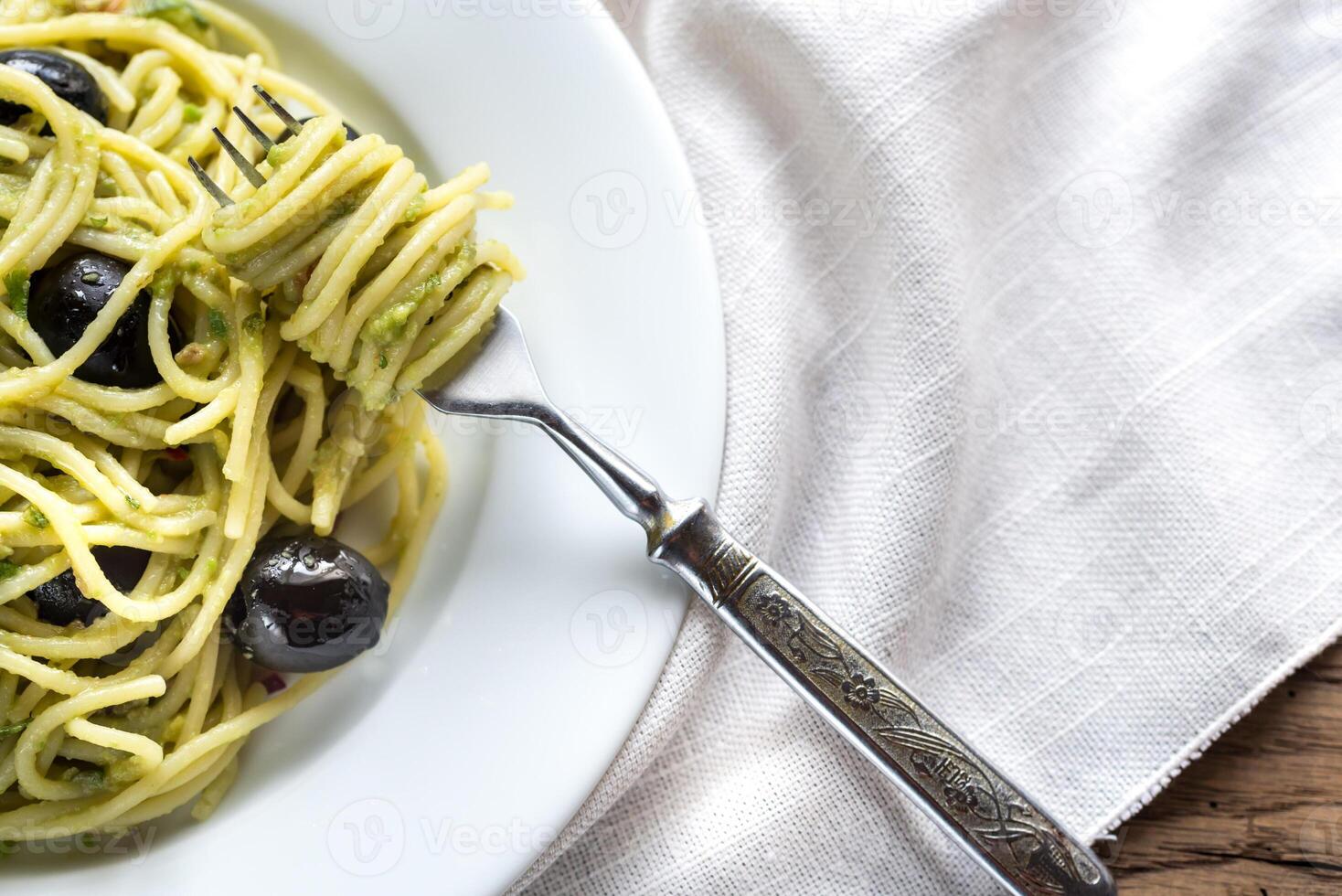 massa com guacamole molho e Preto azeitonas foto