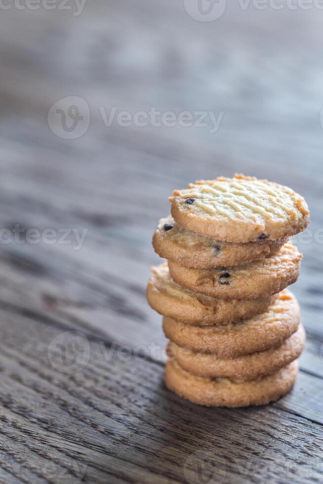 manteiga biscoitos em a de madeira mesa foto