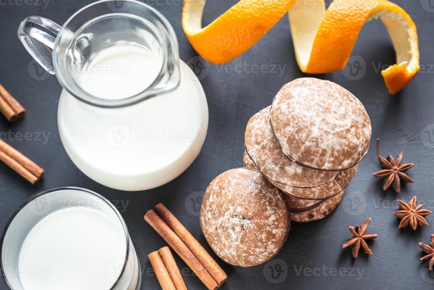 Pão de gengibre bolos com jarro do leite foto