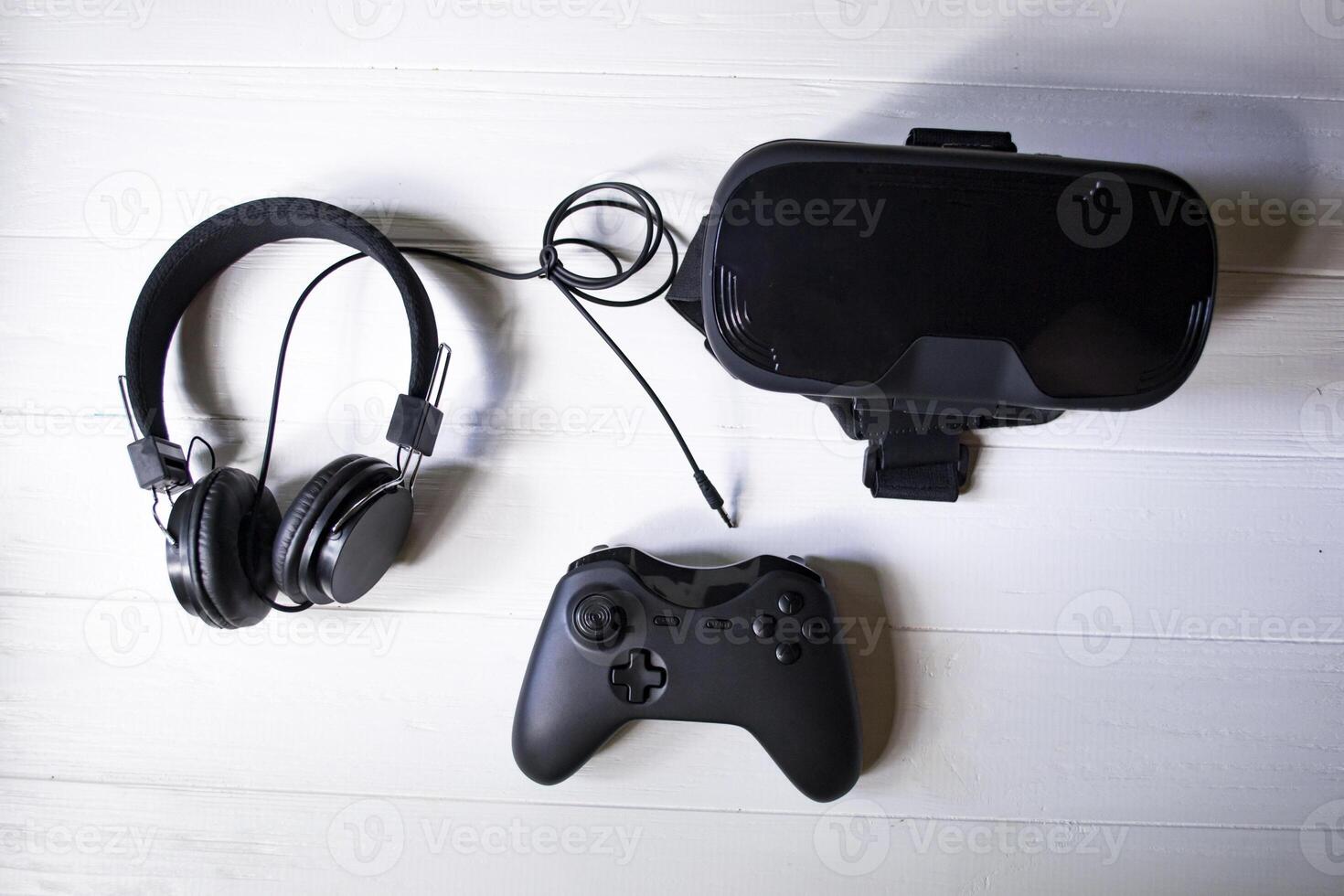 virtual realidade copos, controle de video game e fones de ouvido em uma branco fundo. foto