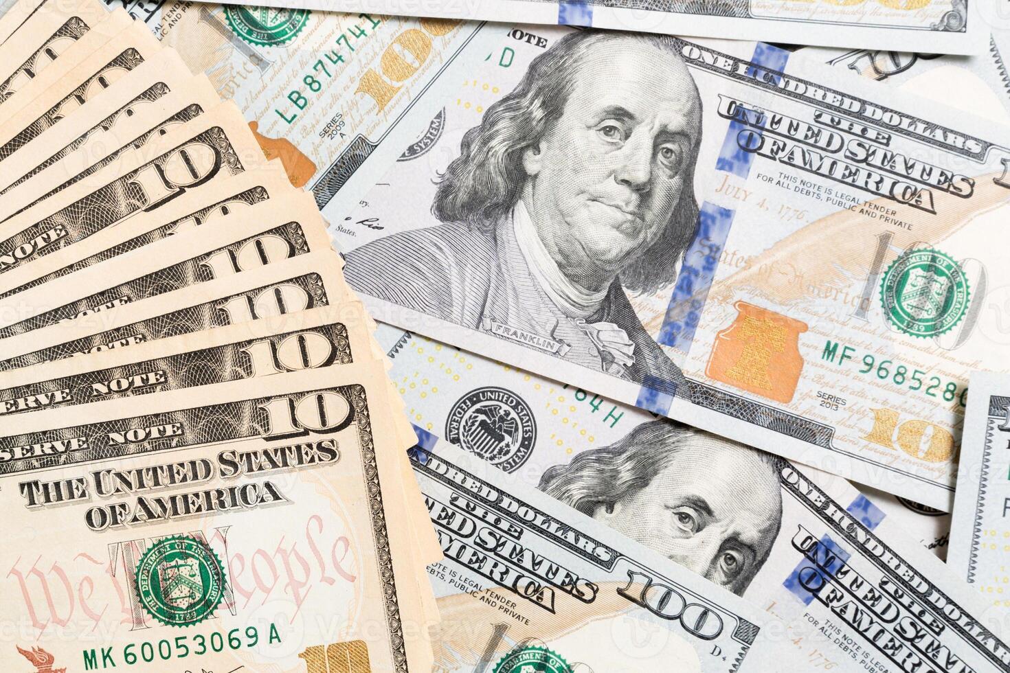 Nota de 10 dólares em várias notas de dólar dos EUA vista superior do conceito de negócios em segundo plano com espaço de cópia foto