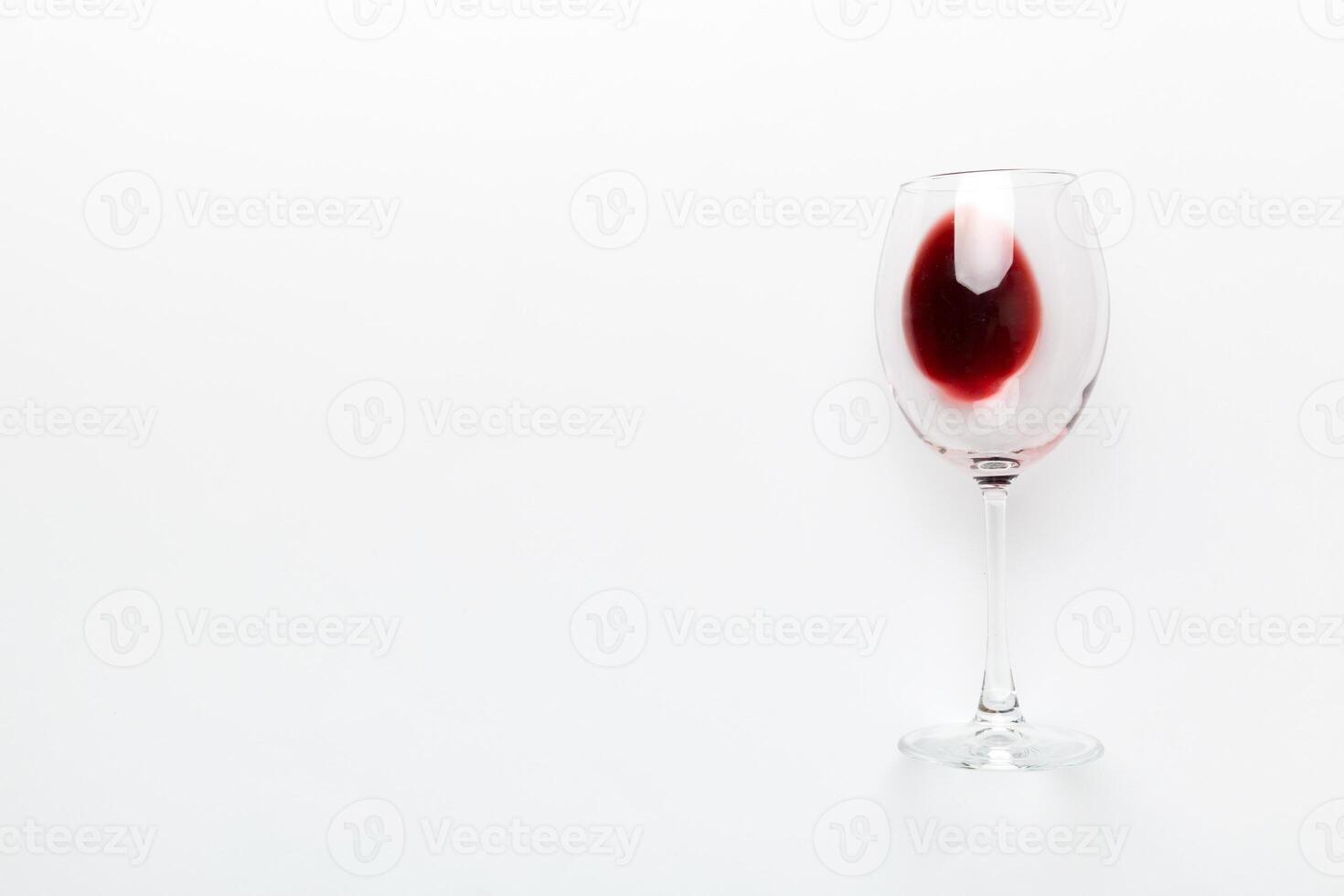 1 óculos do vermelho vinho às vinho degustação. conceito do vermelho vinho em colori fundo. topo visualizar, plano deitar Projeto foto