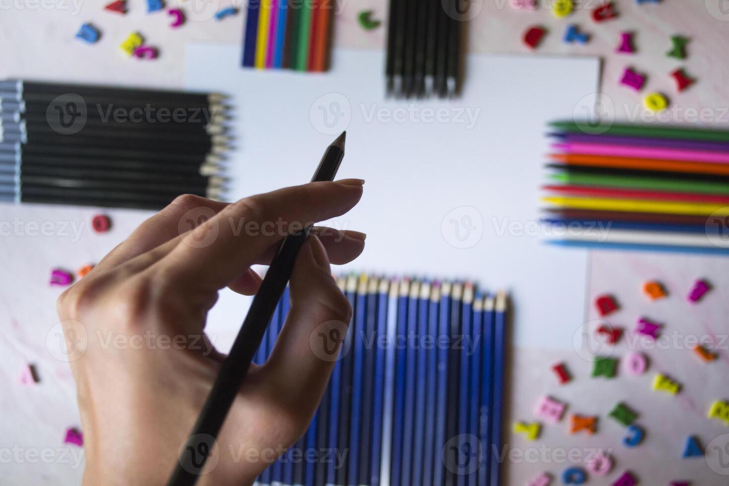 multicolorido cartas e conjunto do lápis em a mesa. colorida de madeira alfabeto e lápis em uma mesa. foto