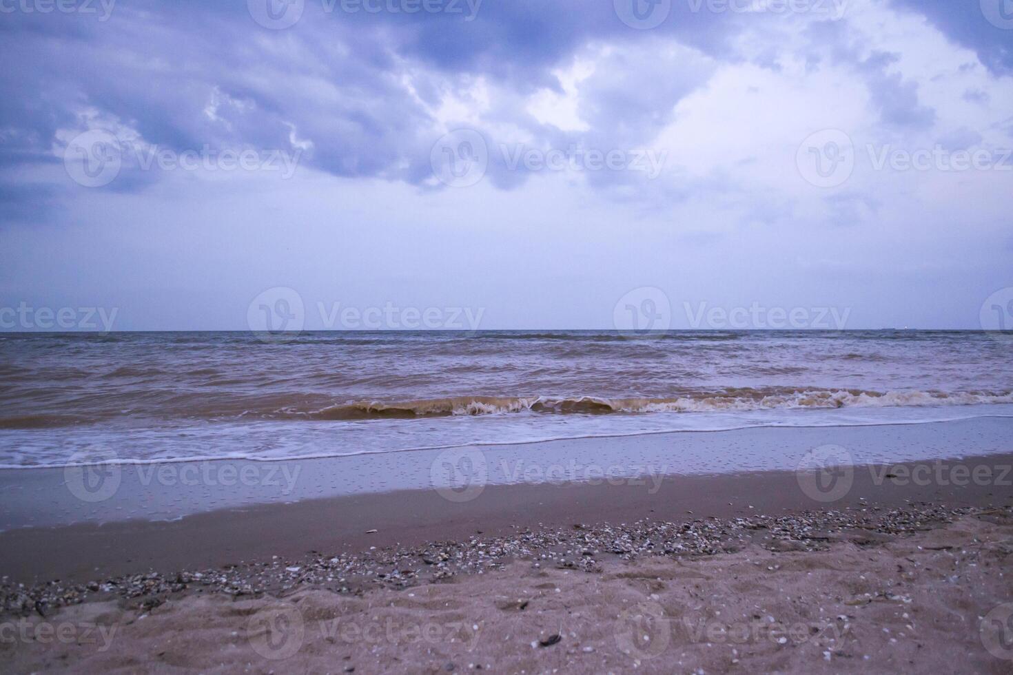 verão seascape. ninguém às litoral. foto