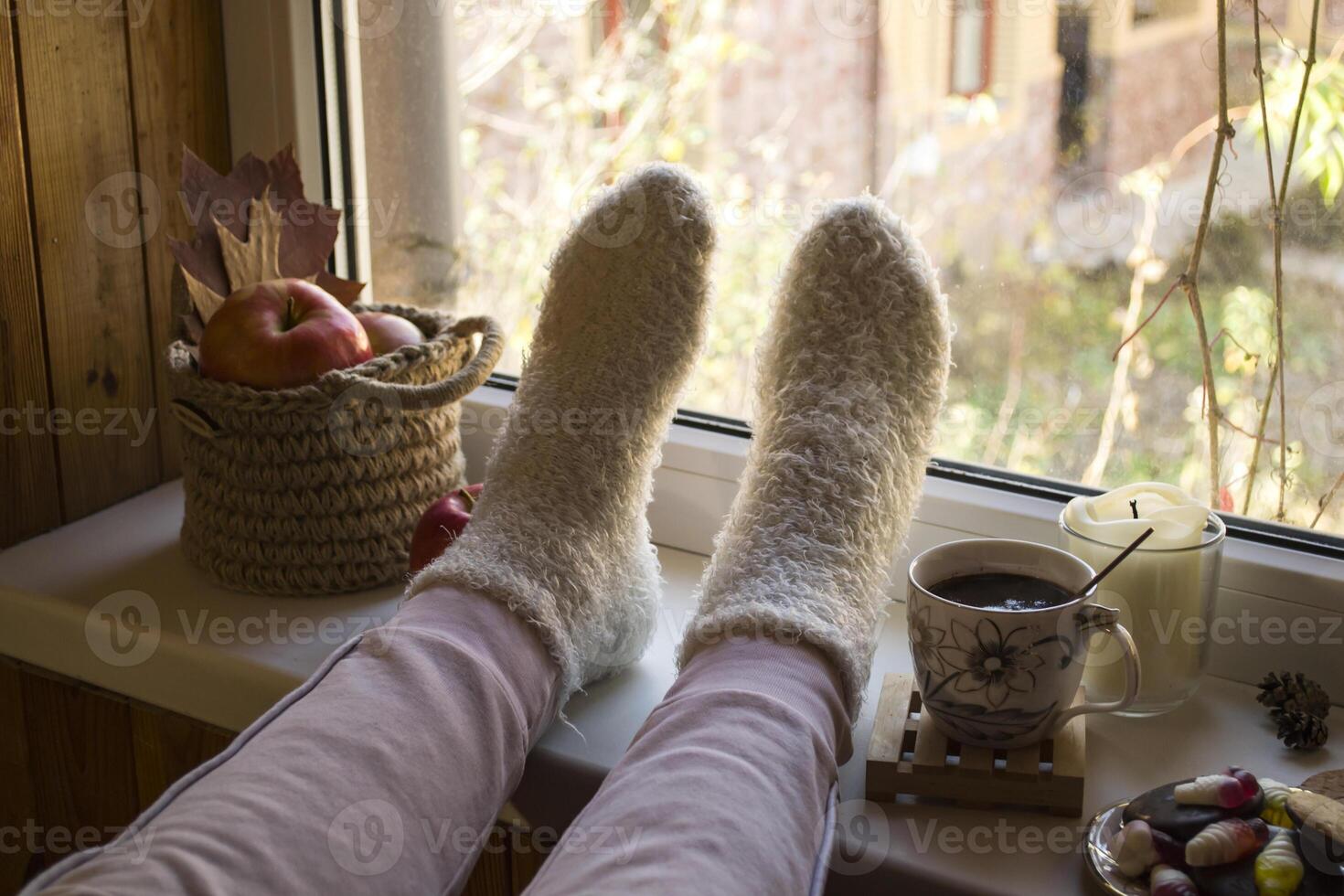 mulher relaxante com copo do café às lar. foto