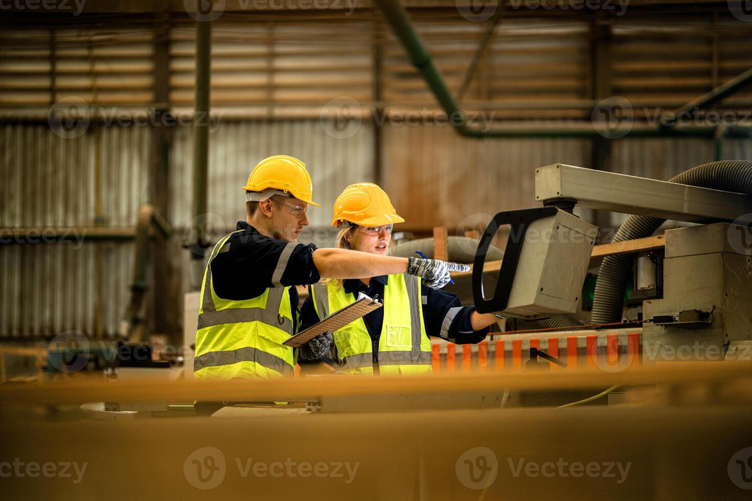 ator engenheiro trabalhadores em pé para ao controle painel trocar. pessoas trabalho às pesado máquina às indústria fábrica. com maquinaria equipamento plantar tecnologia. inteligente indústria trabalhador operativo. foto