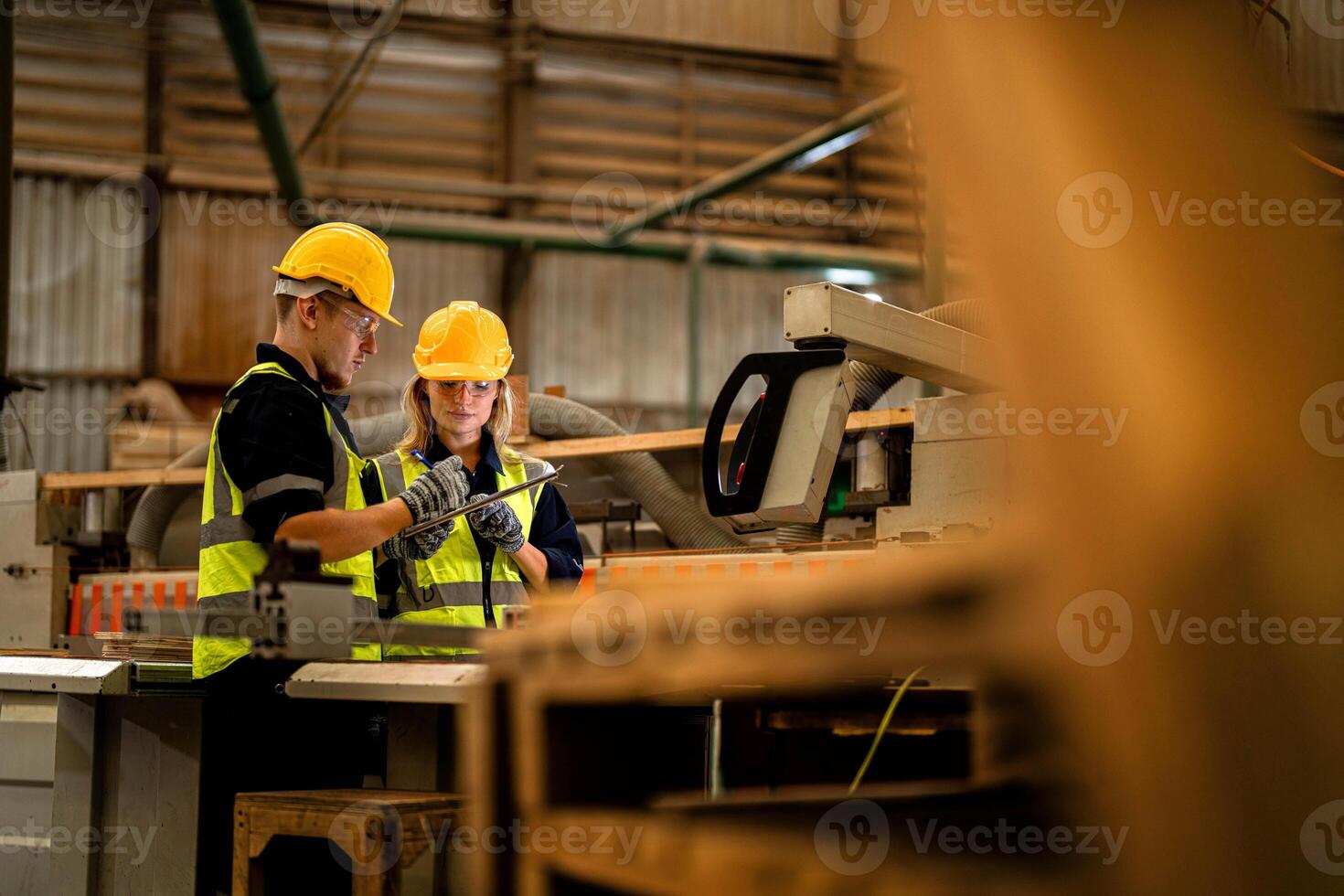 ator engenheiro trabalhadores em pé para ao controle painel trocar. pessoas trabalho às pesado máquina às indústria fábrica. com maquinaria equipamento plantar tecnologia. inteligente indústria trabalhador operativo. foto