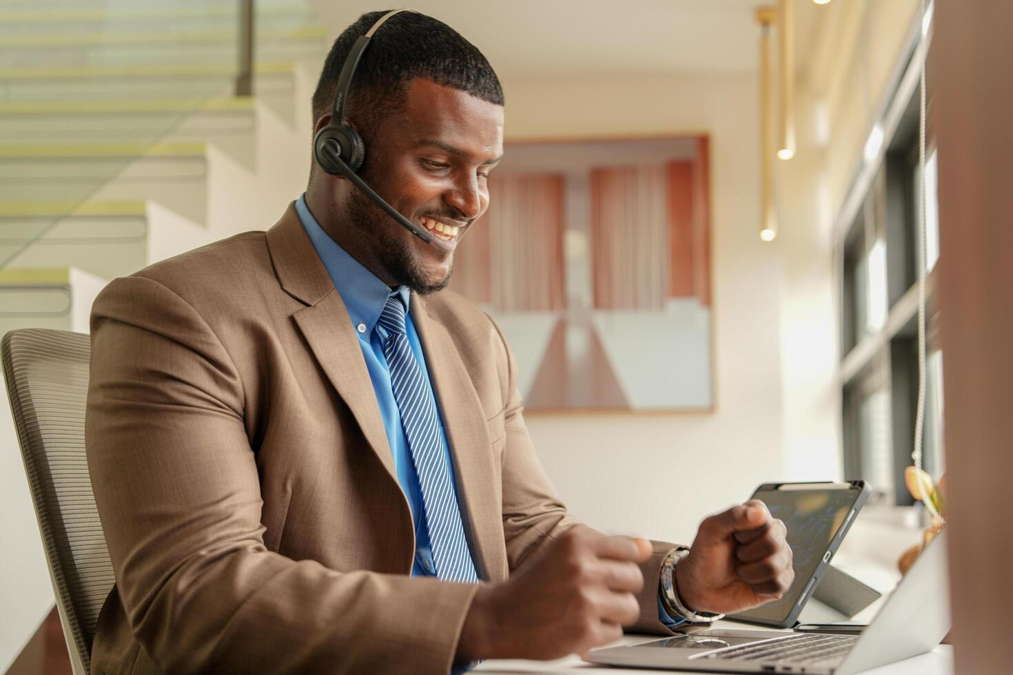 cliente Apoio, suporte ligar Centro operador ou recepcionista. cliente serviço e homem consultor falando enquanto fazendo uma consulta on-line. africano operador masculino telemarketing agente em uma computador portátil dentro escritório foto