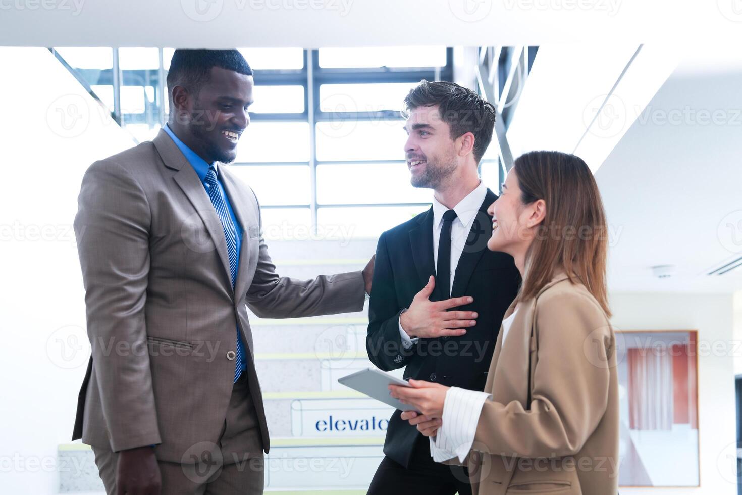 o negócio pessoas tremendo mãos. acabamento acima uma reunião. equipe do o negócio pessoas andar dentro pressa hora às interior pedestre escadas e conversa junto. conceito negociações dentro sentindo-me bem sucedido e feliz. foto