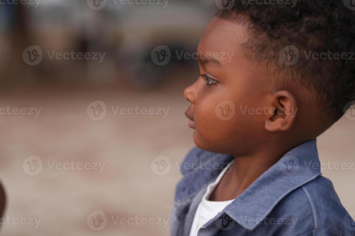 misturado raça africano e ásia Garoto é jogando às a ao ar livre área. sorridente feliz Garoto tem Diversão corrida em a de praia. retrato do Garoto estilo de vida com uma único Penteado. foto