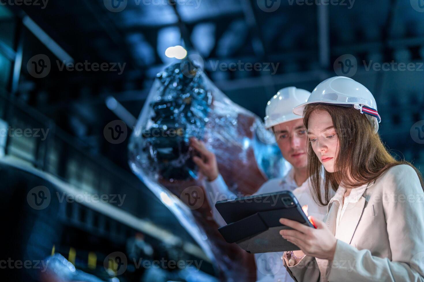 o negócio engenheiros encontro e verificação Novo máquina robô. trabalhadores caminhando às armazém indústria Soldagem máquina. o negócio negociação conceitos e tecnologia. mulheres usando inteligente tábua para presente cara. foto