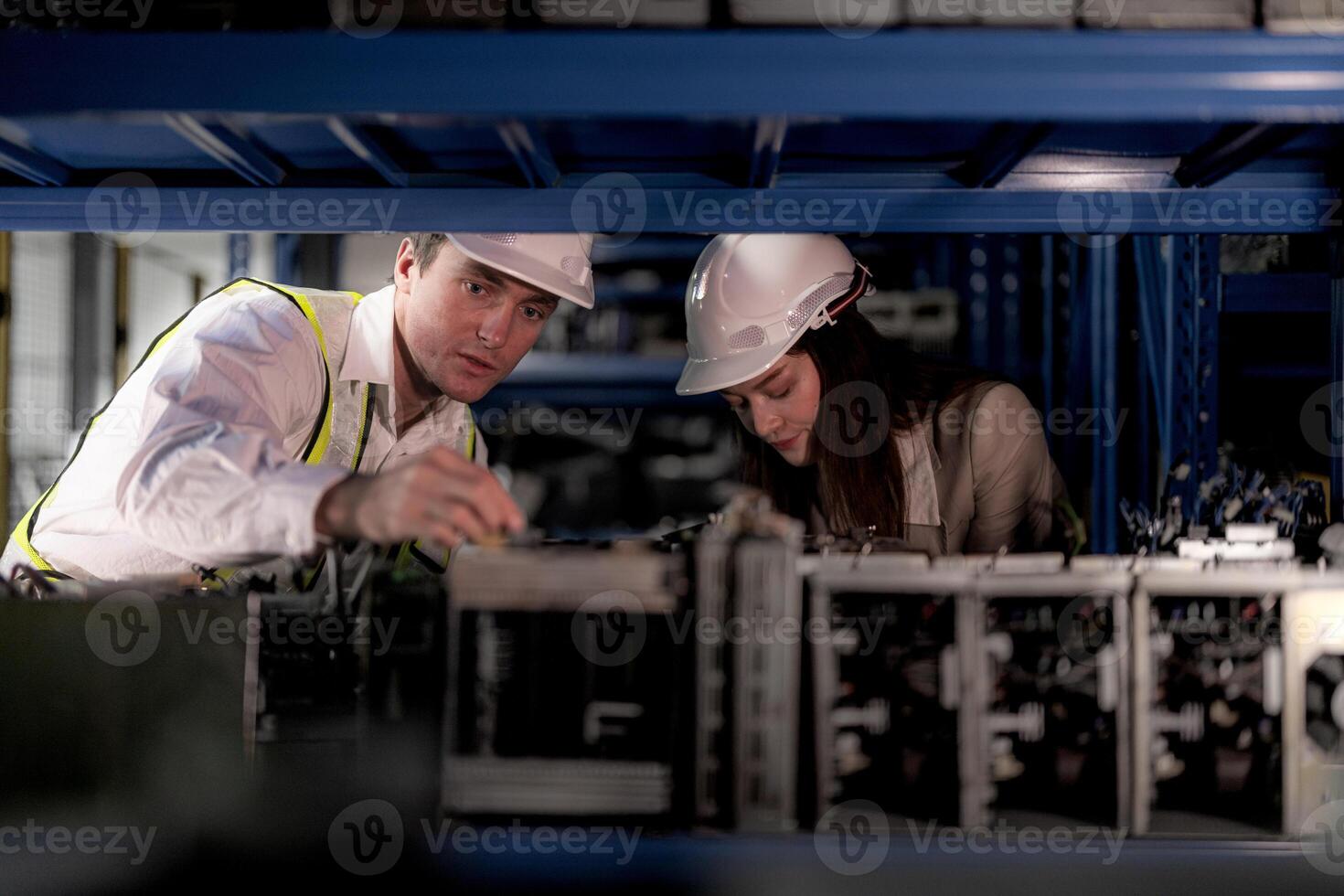 técnico engenheiros equipe verificação a máquina e manutenção serviço. trabalhadores olhando às poupar partes dentro estoque às armazém fábrica. trabalhador com uma lista de controle olhando em parte do máquina peças. foto