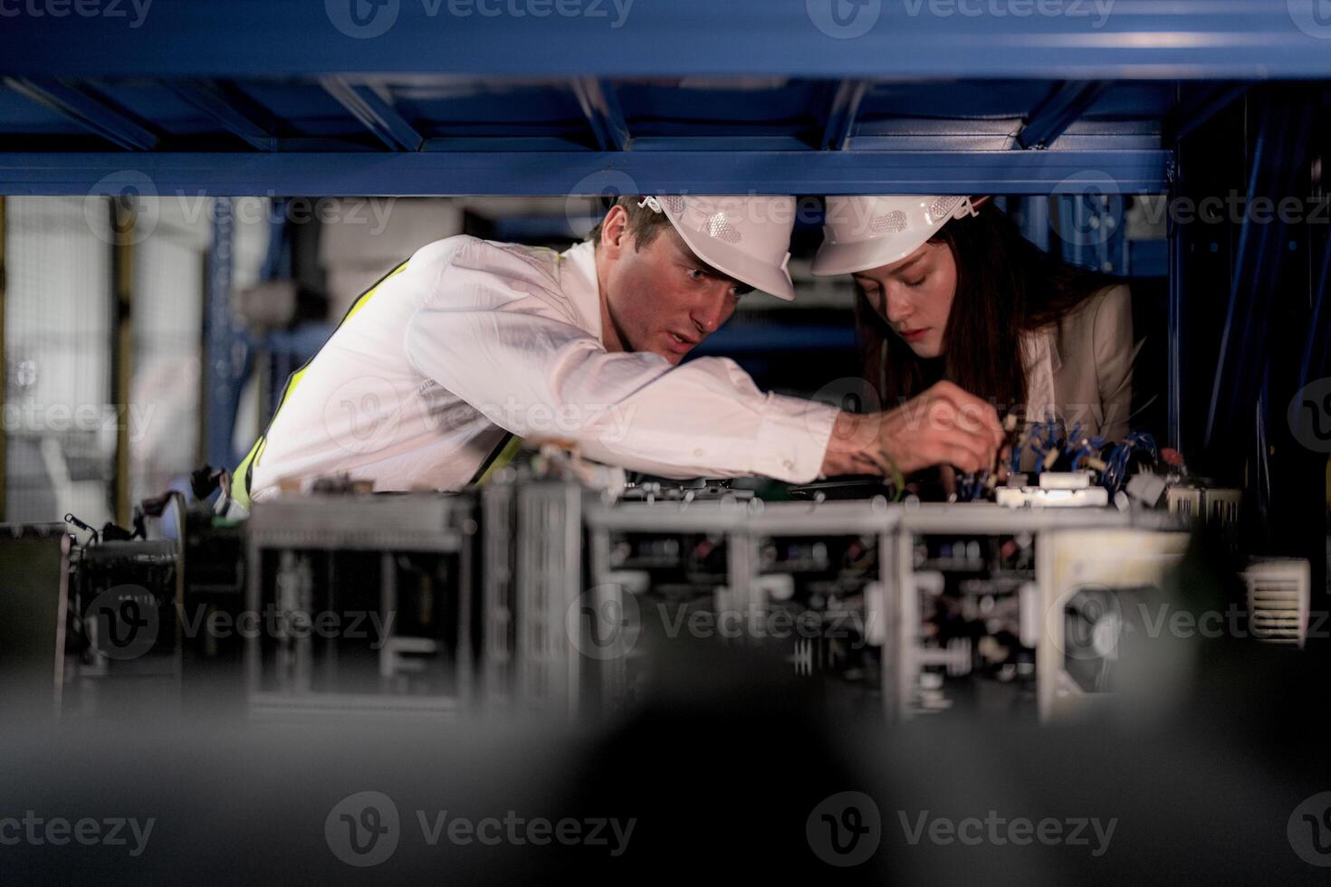 técnico engenheiros equipe verificação a máquina e manutenção serviço. trabalhadores olhando às poupar partes dentro estoque às armazém fábrica. trabalhador com uma lista de controle olhando em parte do máquina peças. foto