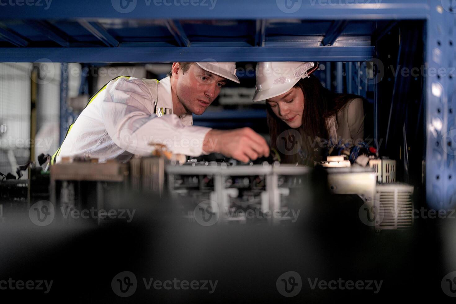 verificação e inspecionando metal máquina parte Itens para envio. masculino e mulher trabalhador verificação a loja fábrica. indústria fábrica armazém. a armazém do poupar parte para maquinaria e veículos. foto