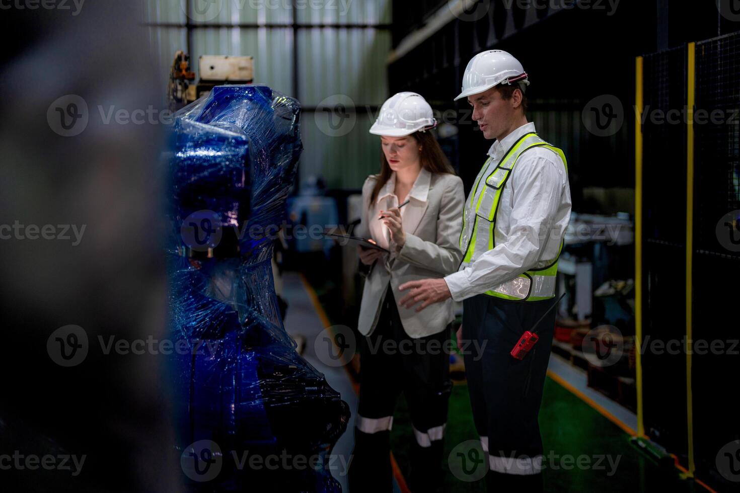 o negócio mulher e homem encontro e verificação Novo máquina robô. engenheiro caminhando às armazém indústria máquina. o negócio negociação conceitos e tecnologia. mulher é usando inteligente tábua para presente cara. foto