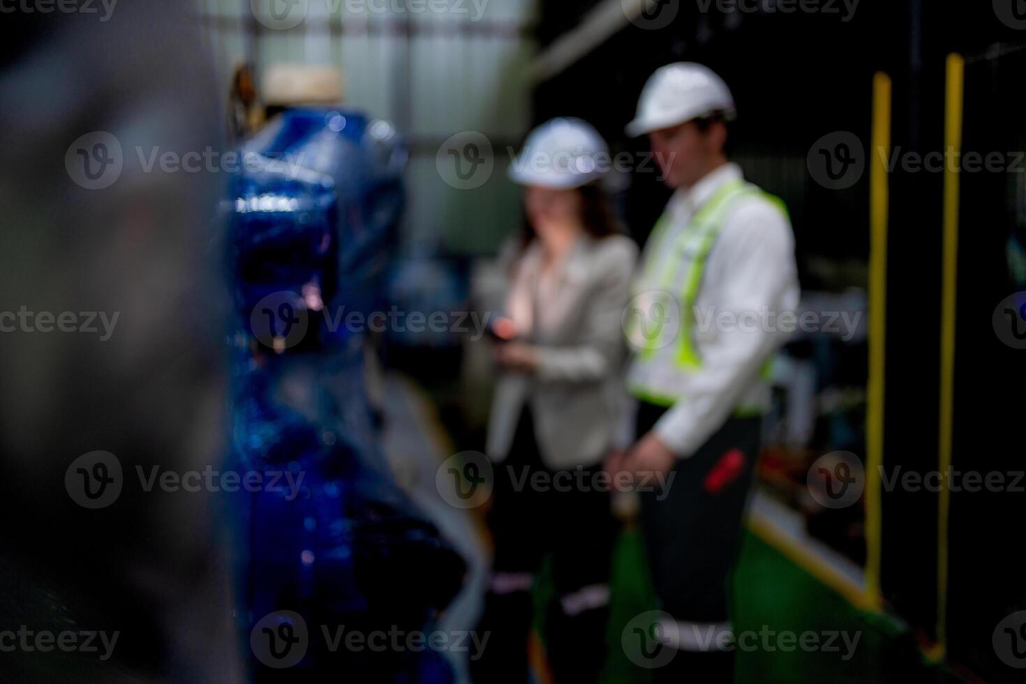 o negócio mulher e homem encontro e verificação Novo máquina robô. engenheiro caminhando às armazém indústria máquina. o negócio negociação conceitos e tecnologia. mulher é usando inteligente tábua para presente cara. foto