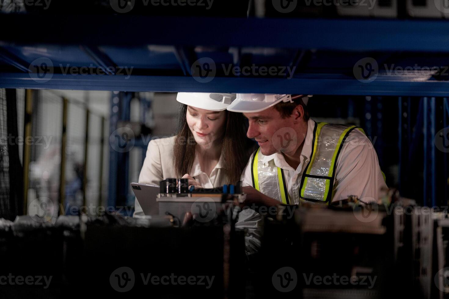 verificação e inspecionando metal máquina parte Itens para envio. masculino e mulher trabalhador verificação a loja fábrica. indústria fábrica armazém. a armazém do poupar parte para maquinaria e veículos. foto