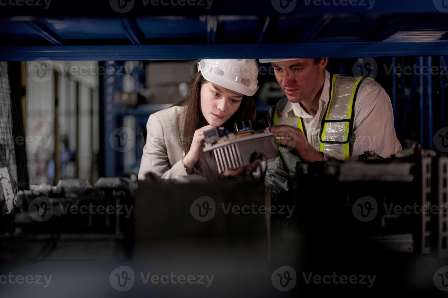 verificação e inspecionando metal máquina parte Itens para envio. masculino e mulher trabalhador verificação a loja fábrica. indústria fábrica armazém. a armazém do poupar parte para maquinaria e veículos. foto