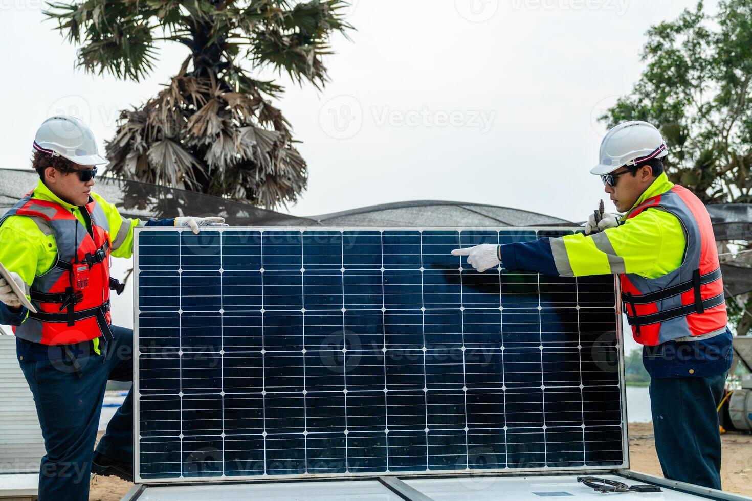 trabalhadores técnicos estão trabalhando para construir solar painéis sistema em construção local. engenheiros estão verificação antes instalar solar fotovoltaico painel sistema. renovável limpar \ limpo energia tecnologia conceito. foto