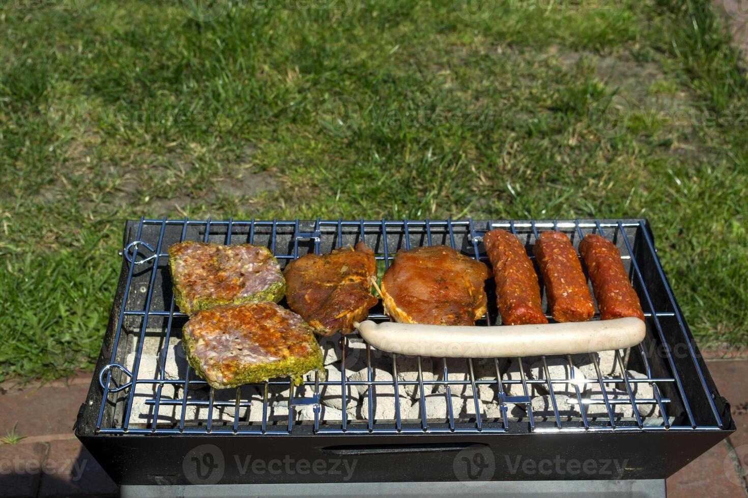 a salsichas e carne em grade. verão piquenique ar livre. foto