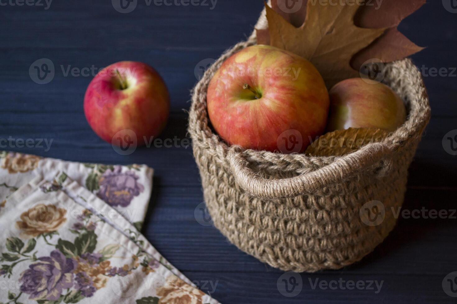 vermelho maçãs dentro uma cesta em uma mesa. foto