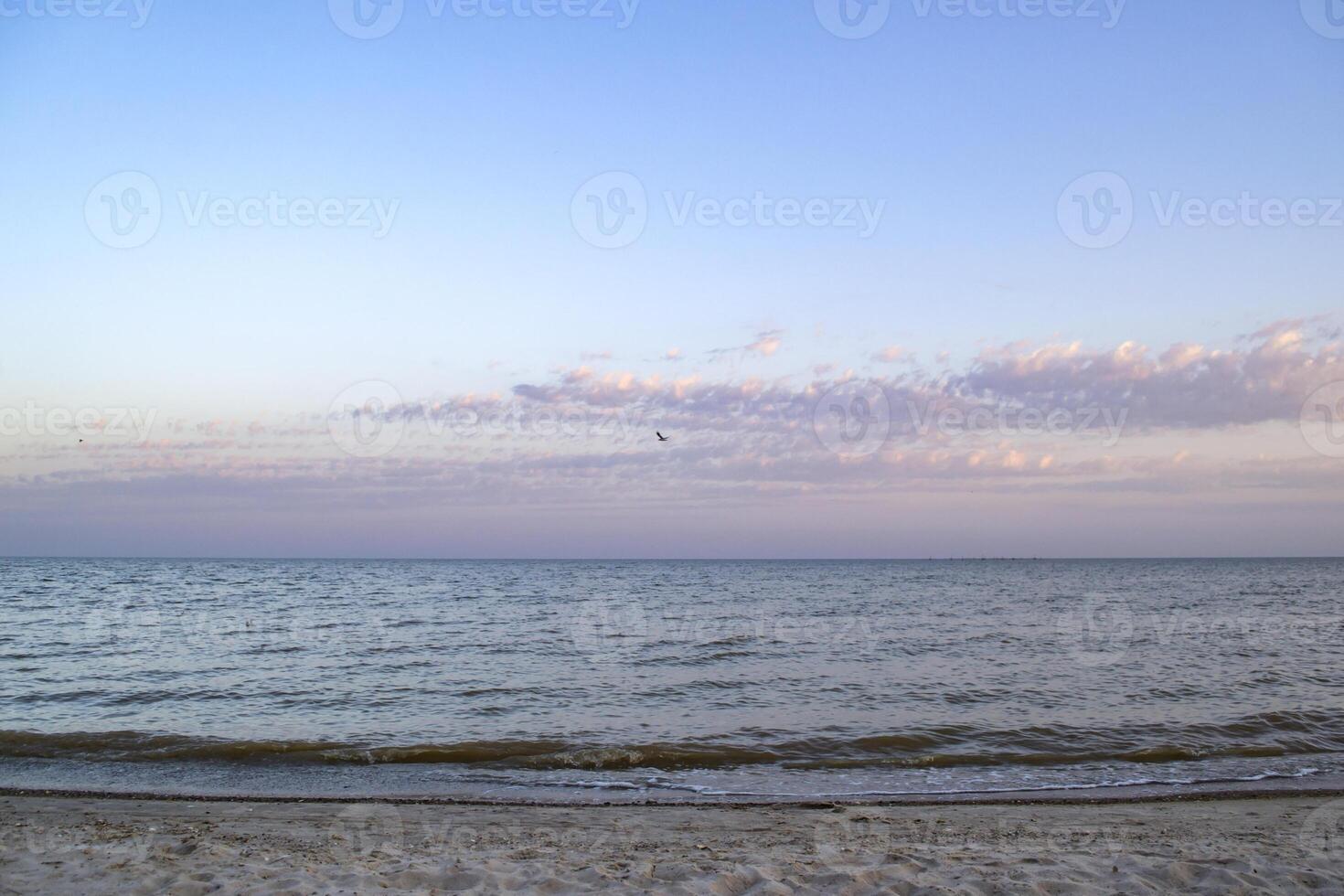 lindo pôr do sol em a deserta de praia. a Lugar, colocar para descansar e relaxamento. foto