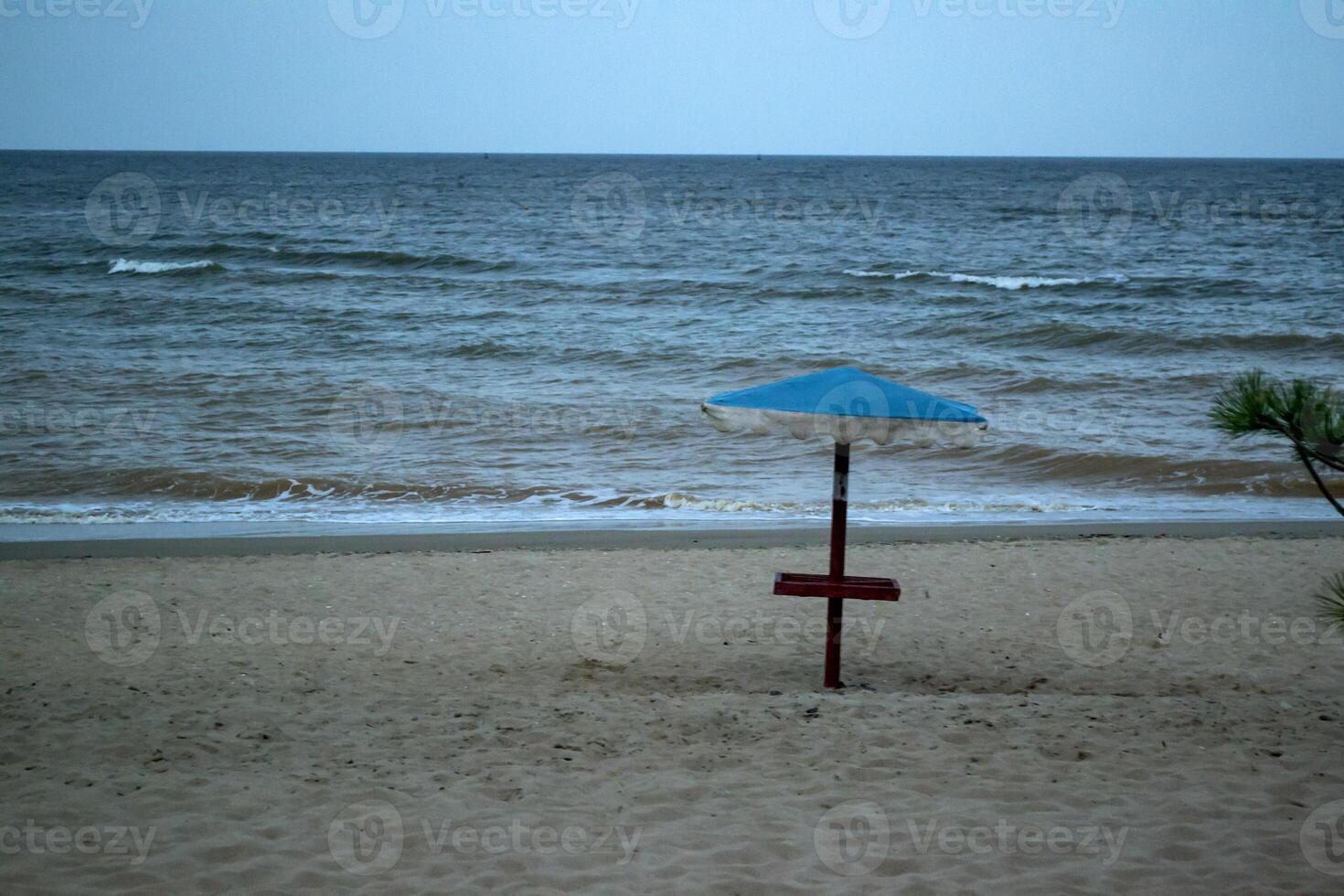 verão seascape. ninguém às litoral. foto