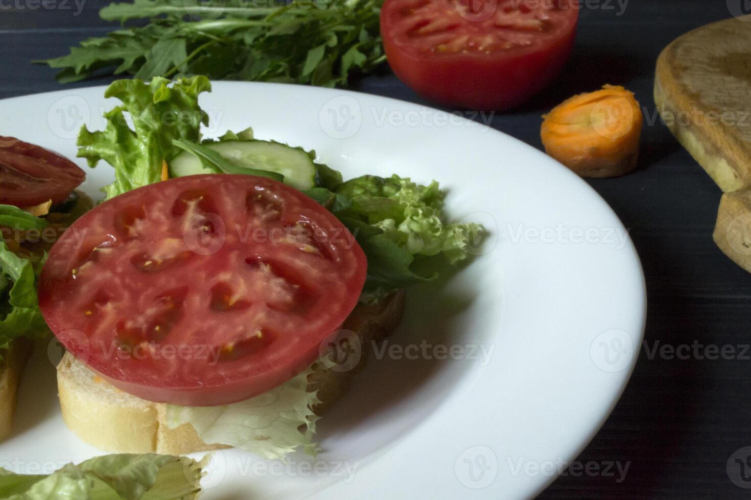 a sanduíches com legumes em a placa. vegetariano Comida. ingredientes para cozinhando em a mesa. foto