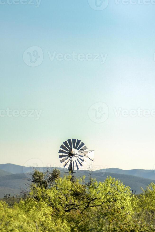 uma moinho de vento dentro a distância com texto espaço foto