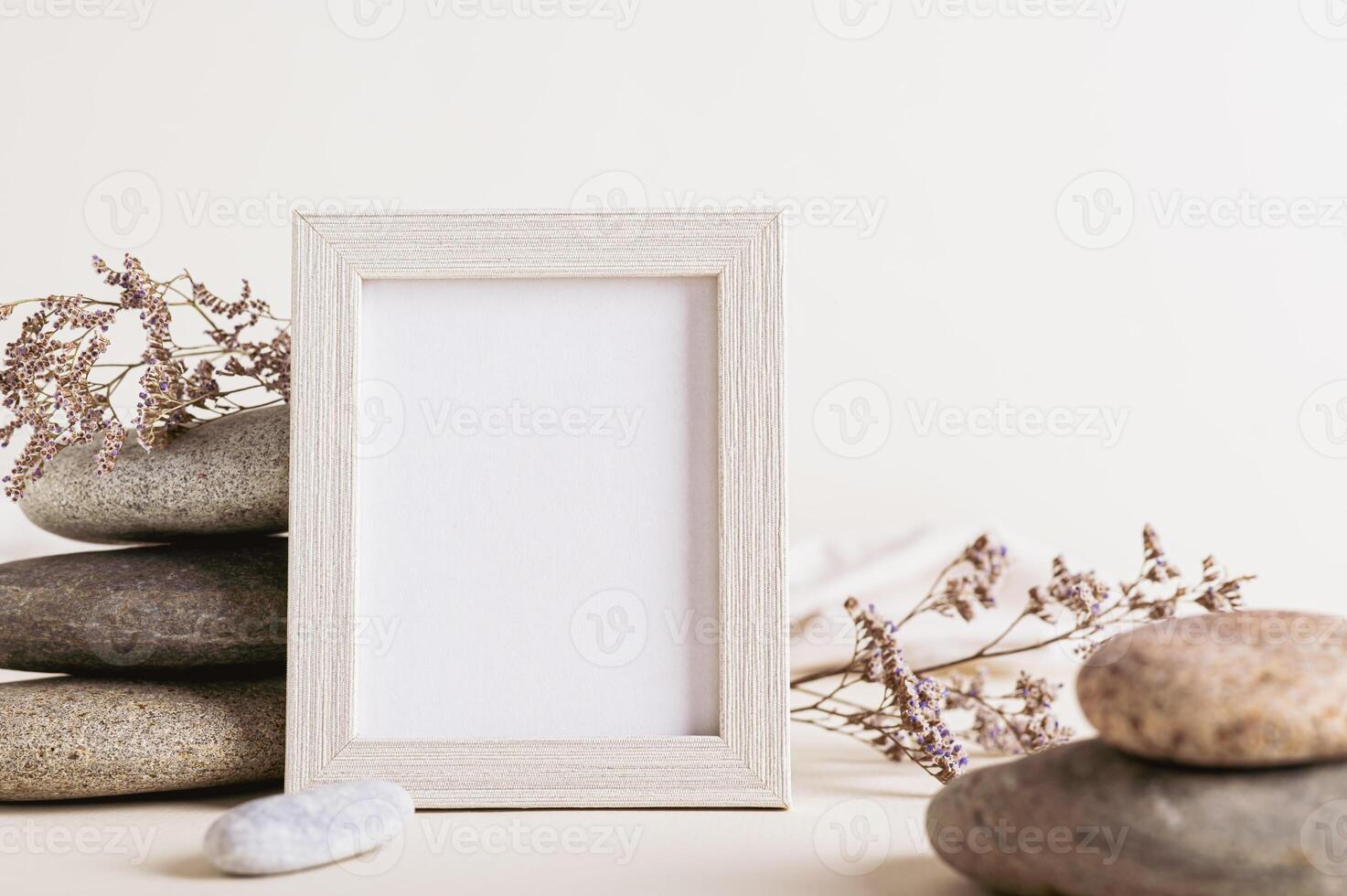 a esvaziar foto quadro, Armação carrinhos perto uma pilha do pedras e seco flores em uma luz fundo