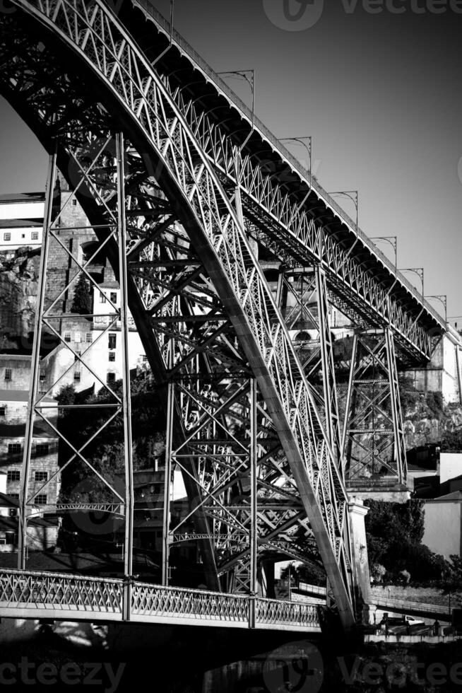 cidade do porto dentro Portugal. ponte luiz Eu ponte sobre douro rio e histórico arquitetura do a velho cidade. foto