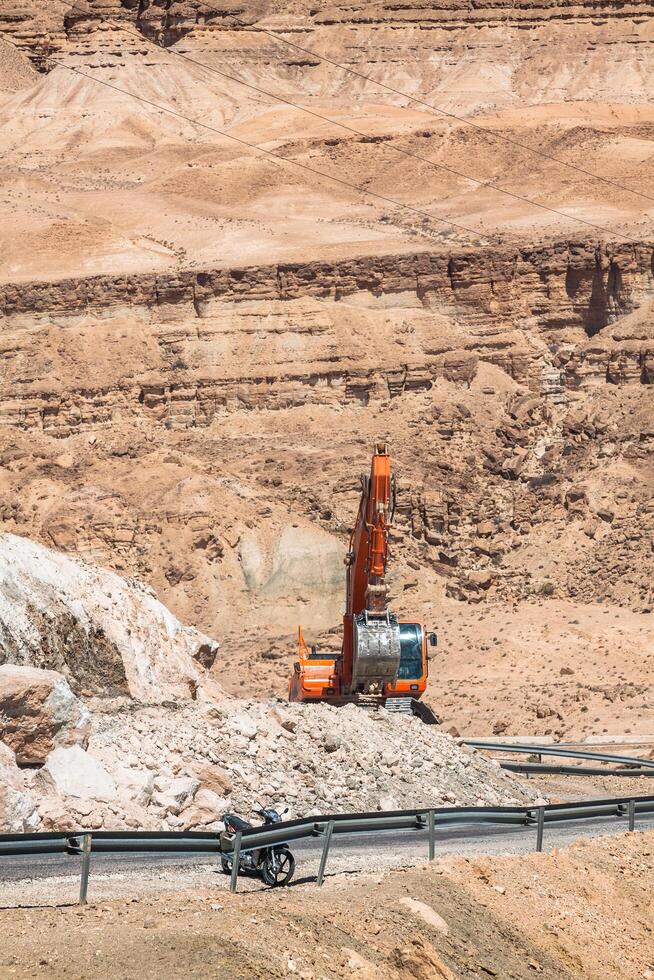 escavadora construção uma montanha estrada dentro a Atlas montanha foto