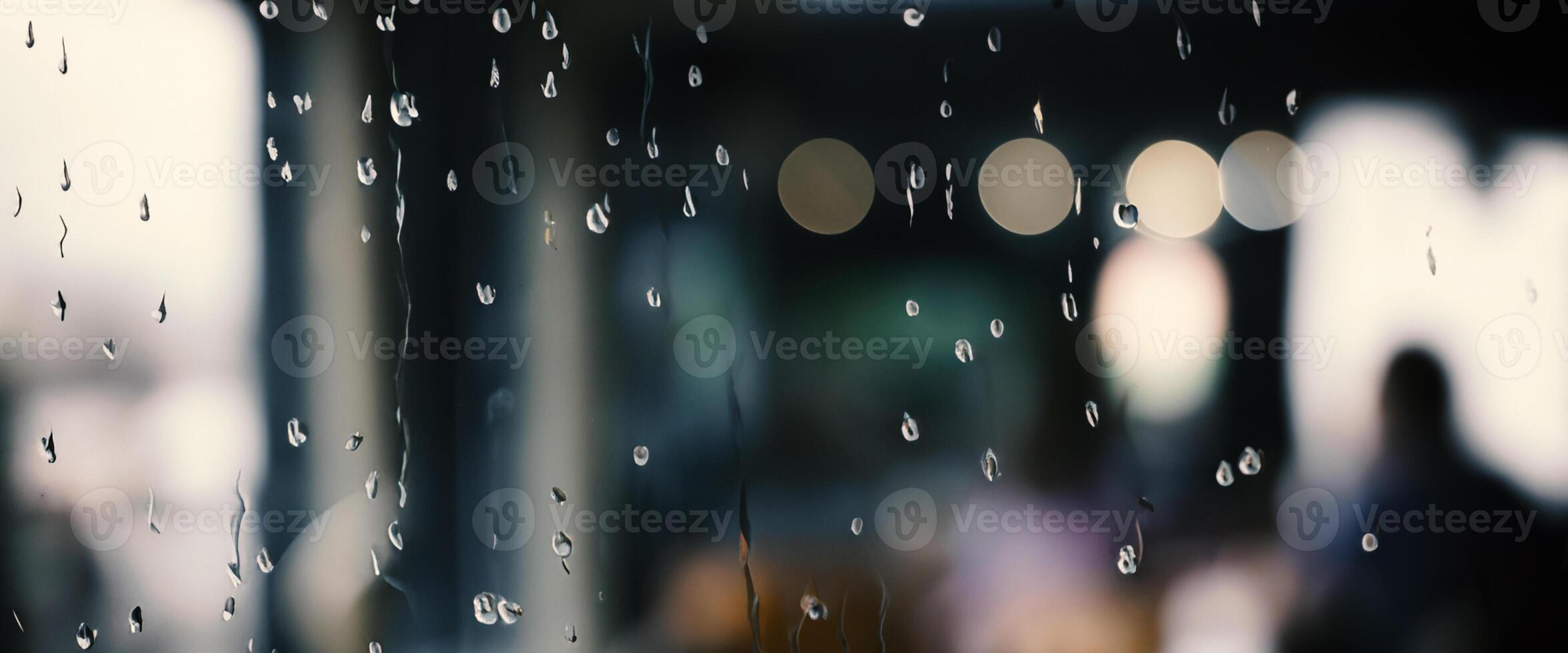 chuva solta em janela vidro do café fazer compras e embaçado cidade vida fundo. chuvoso estação e embaçado pessoas cidade dia vida ou bokeh noite luzes lado de fora janela. café fazer compras janela coberto com chuva água foto