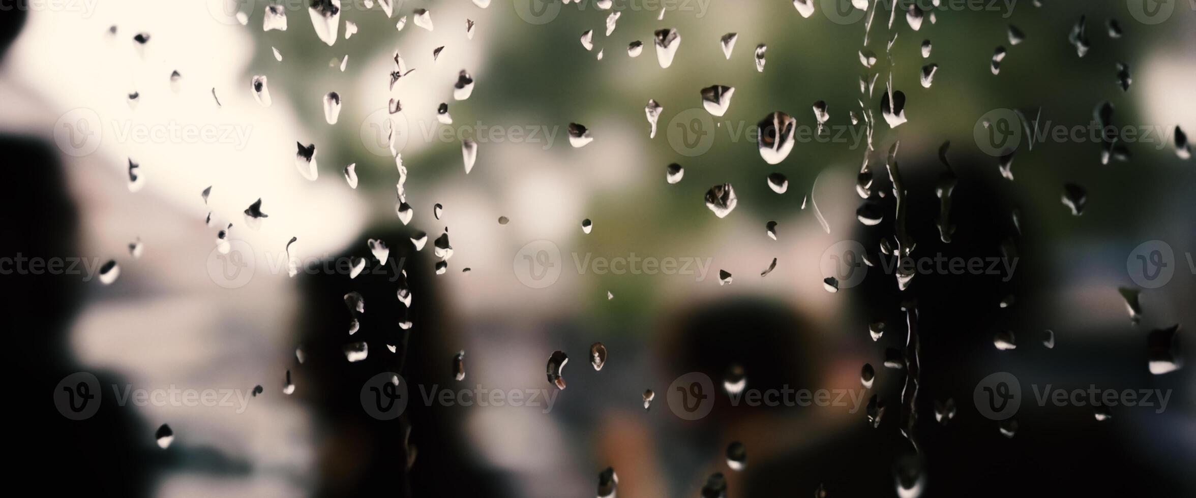 chuva solta em janela vidro do café fazer compras e embaçado cidade vida fundo. chuvoso estação e embaçado pessoas cidade dia vida ou bokeh noite luzes lado de fora janela. café fazer compras janela coberto com chuva água foto