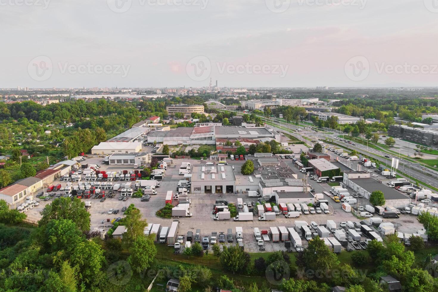 armazém com estacionado caminhão dentro cidade, aéreo visualizar. logística Centro. foto