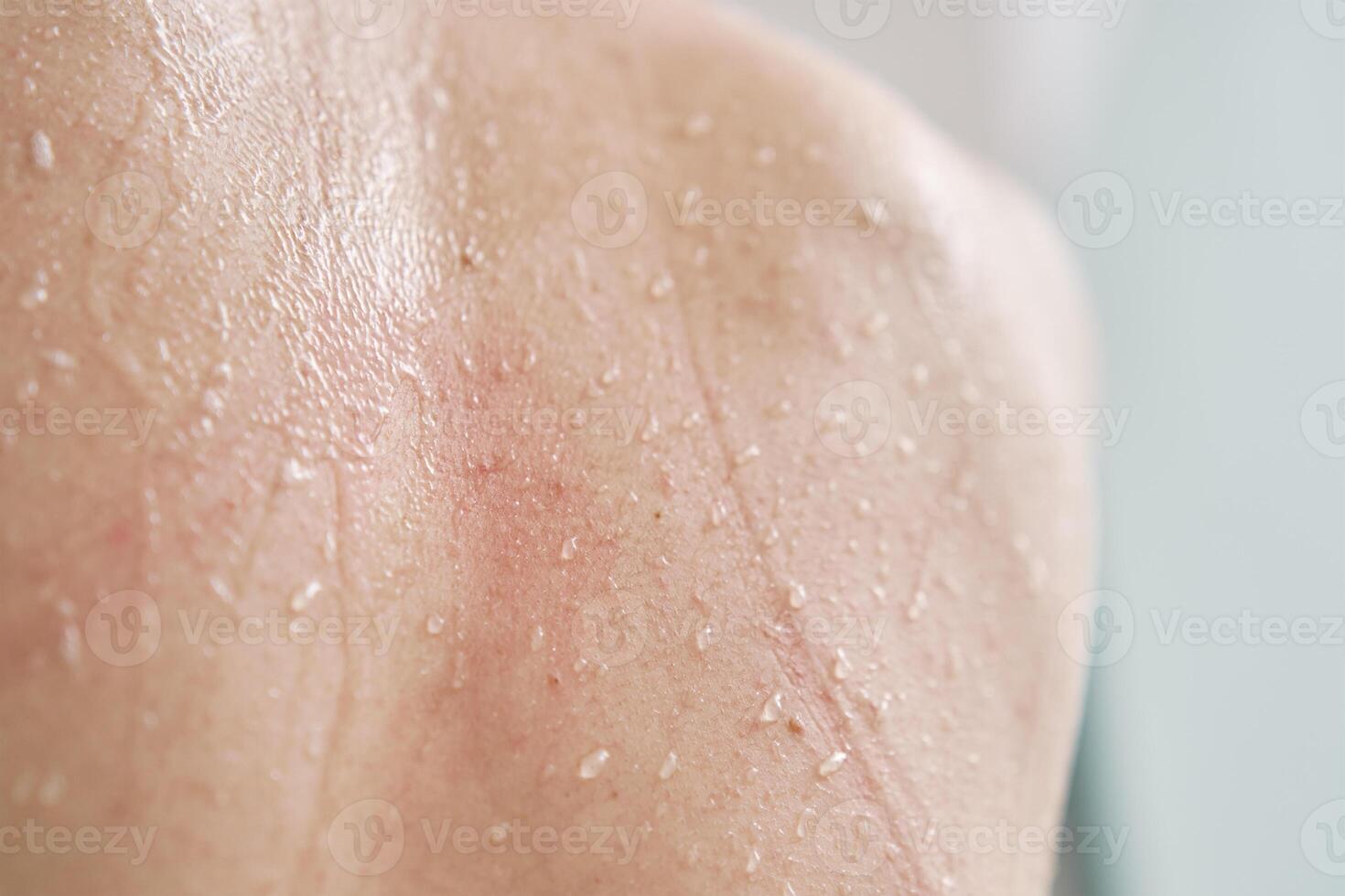 fêmea corpo pele com água gotas dentro chuveiro foto