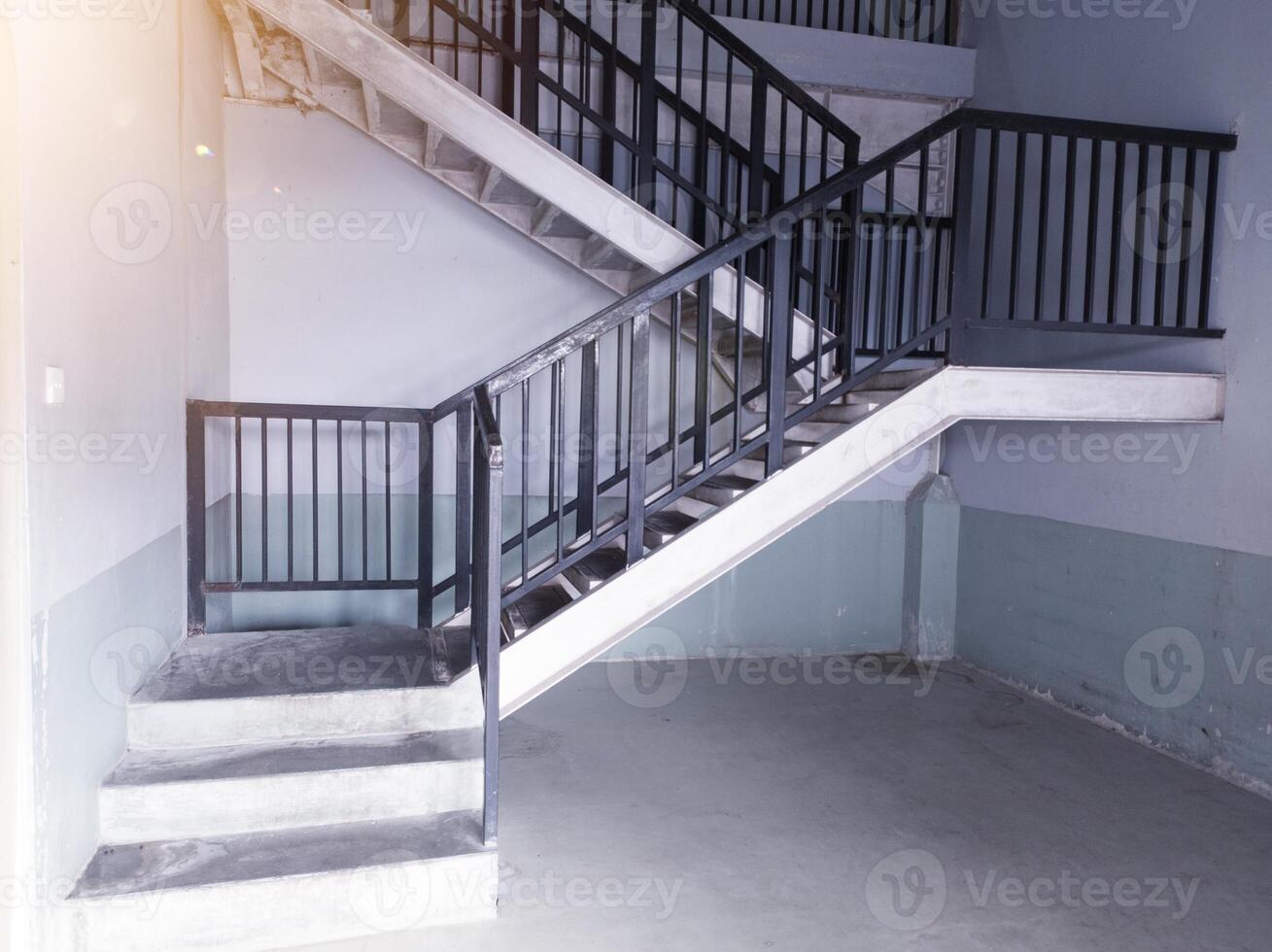 interior do a escadas conduzindo para a topo chão dentro a industrial escritório prédio. foto