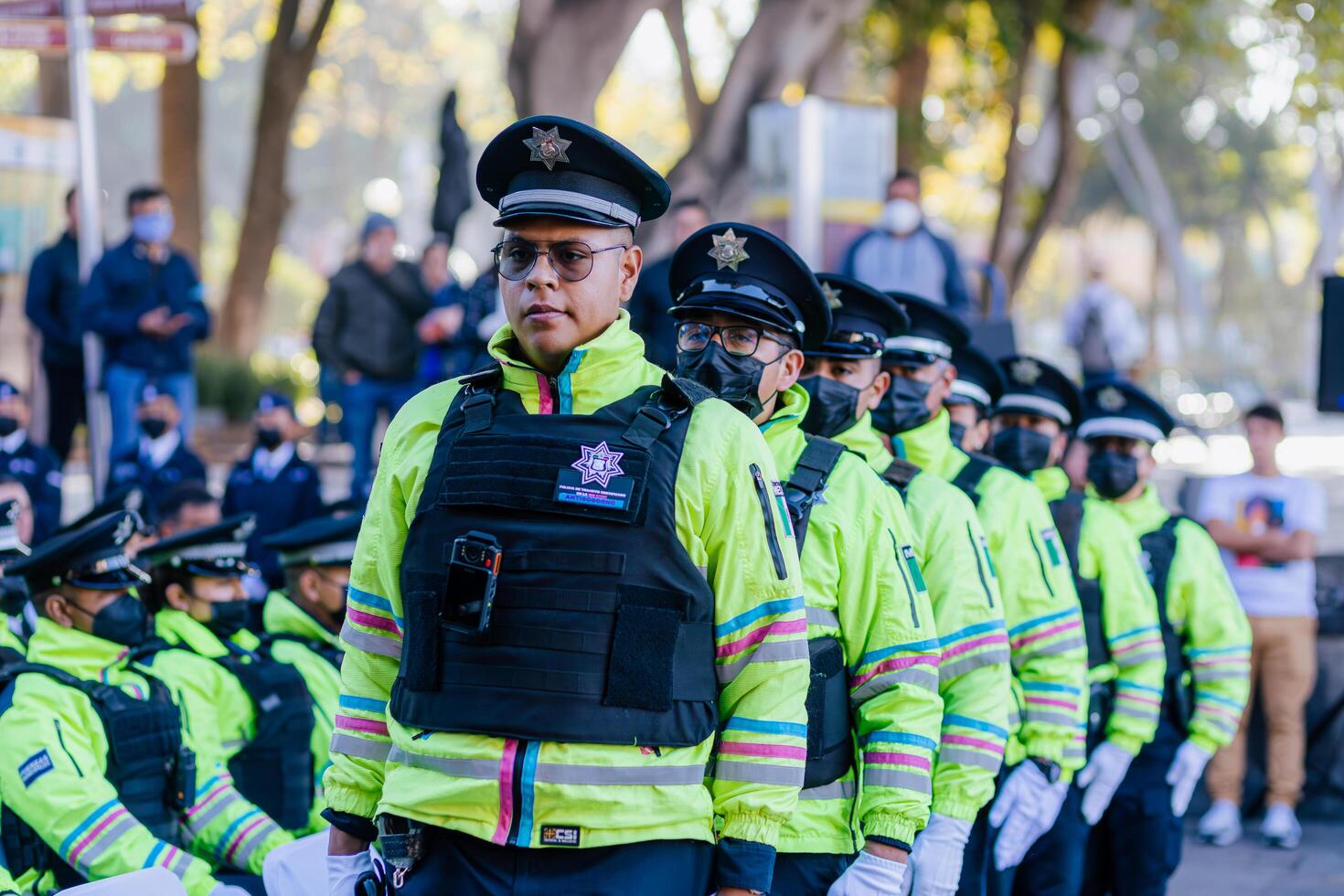 cidade, México, 2024 - linha do segurança pessoal com a municipal polícia logotipo emblema dentro uniforme, mantém público ordem em a ruas. foto