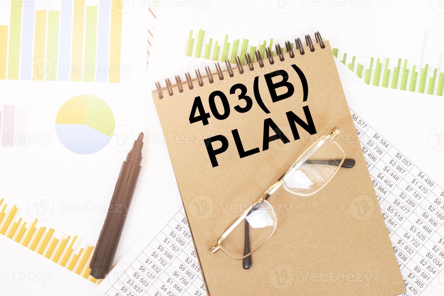 403b plano mensagem em uma caderno com financeiro gráficos e uma Castanho marcador. foto