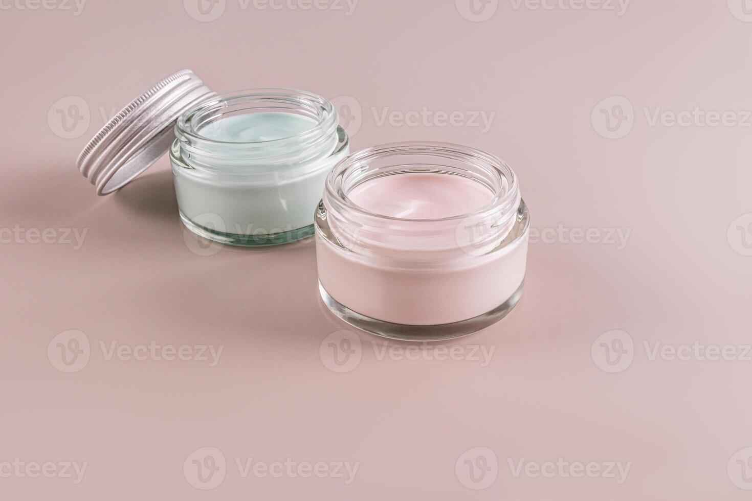 dois aberto Cosmético frascos com uma natural Cosmético produtos para autocuidados. orgânico cosméticos. colori creme. foto