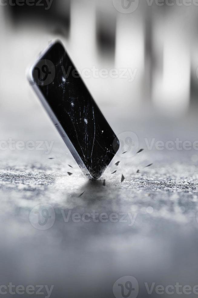 smartphones caindo e batendo no chão foto