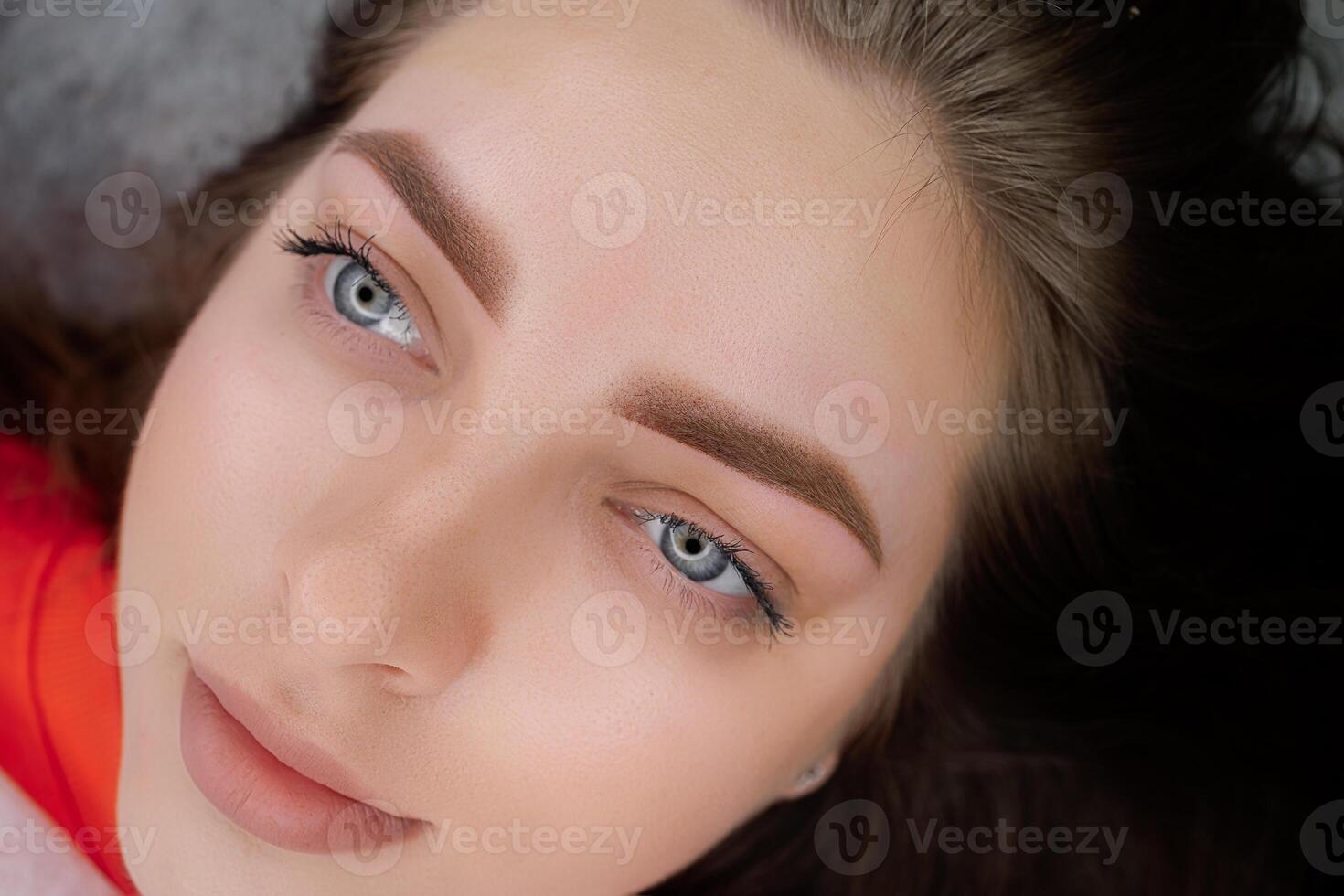 lindo menina com azul olhos poses depois de permanente sobrancelha inventar. pmu procedimento, permanente sobrancelha inventar. foto