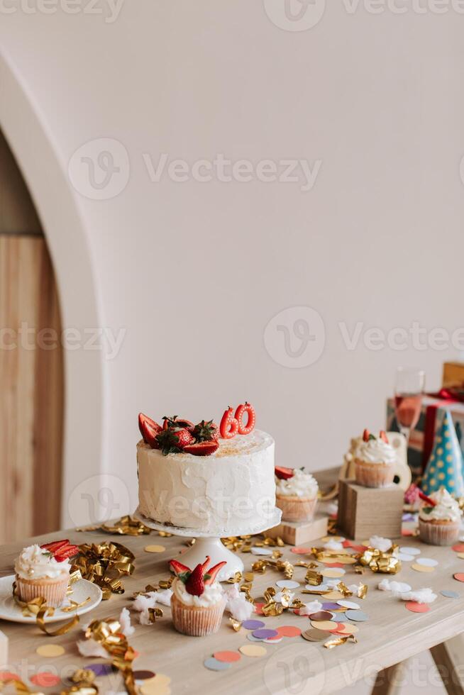 aniversário bolo com vermelho bagas em mais votado com confete foto