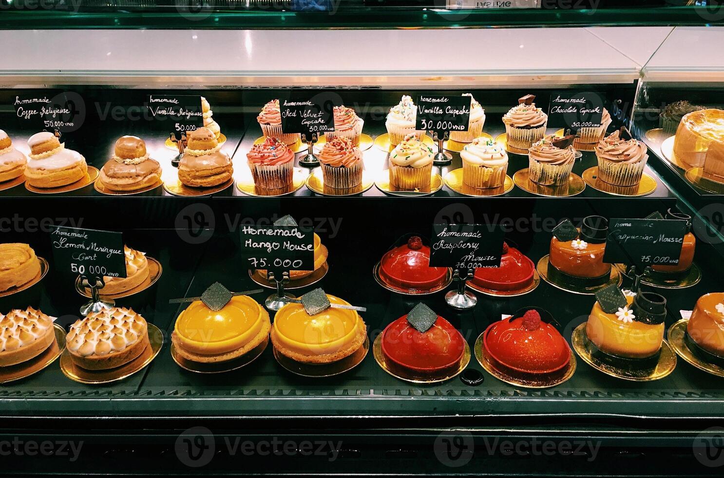 bolos de copo às uma padaria dentro Paris, França. francês cozinha. foto