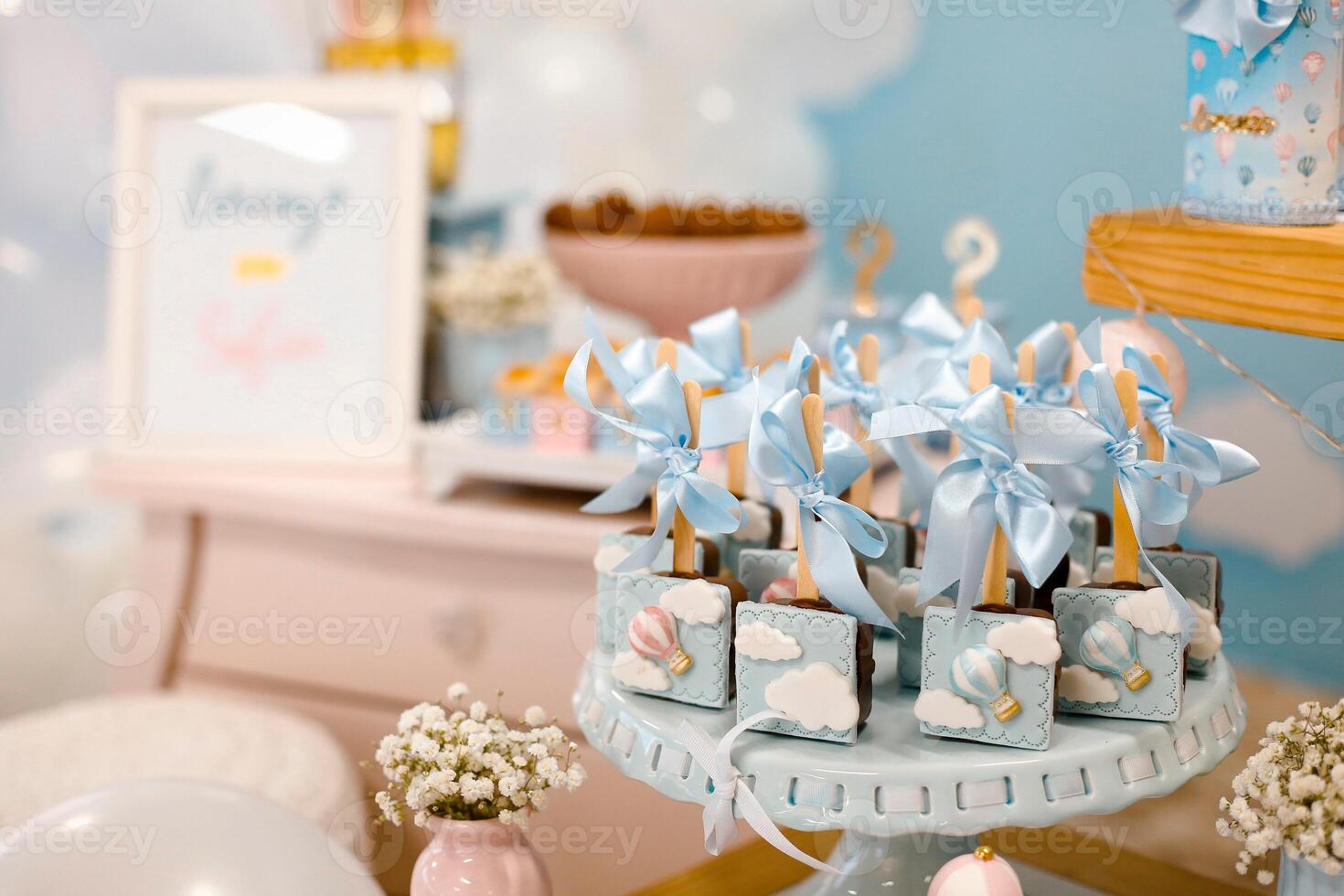 doce Barra com doces e bolos de copo em uma azul fundo. foto