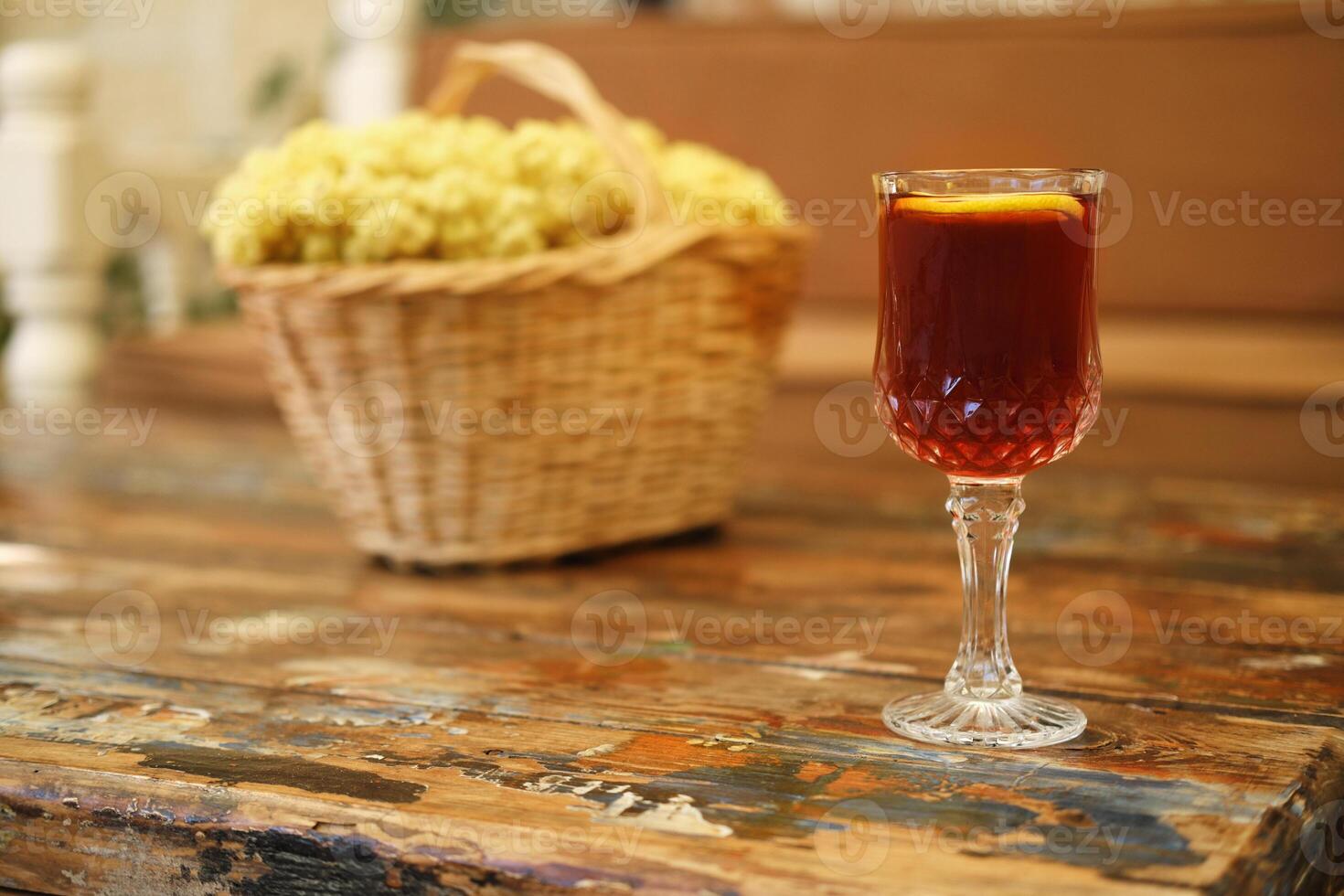 bebida com limão dentro vidro em de madeira mesa foto