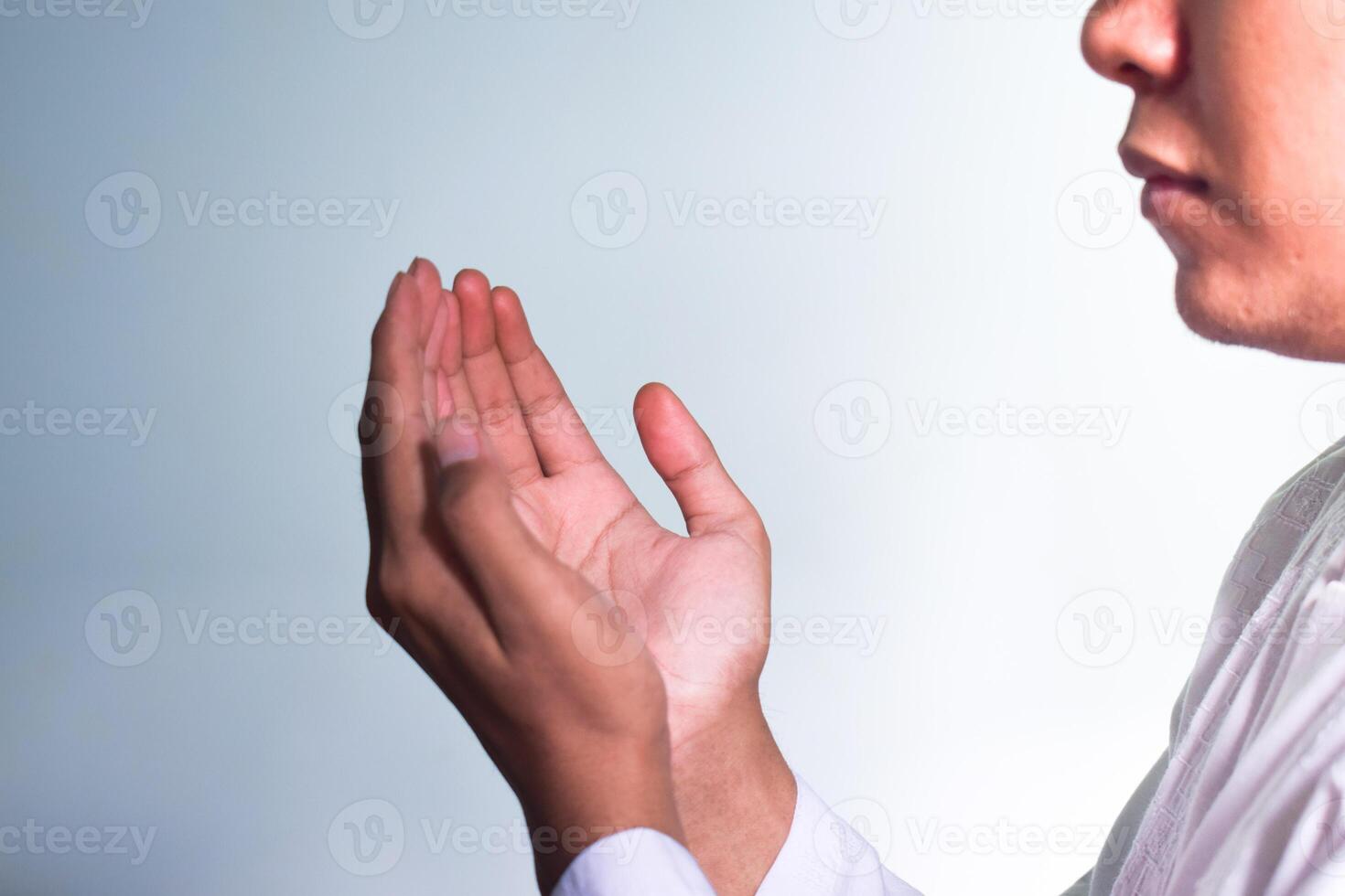 fechar acima ásia muçulmano homem Rezar lado Visão pose para Ramadhan e eid al fitr. isolado branco fundo foto