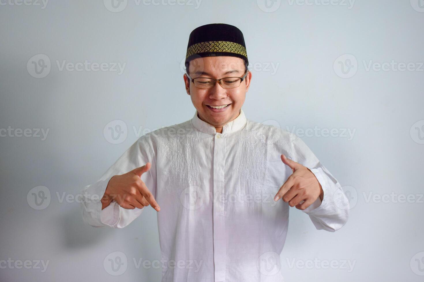 ásia muçulmano homem vestindo óculos e branco pano apontando baixa pose para Ramadhan e eid al fitr. isolado branco fundo foto